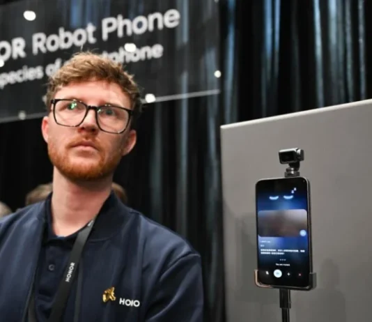 Empresa tecnológica china presenta primer «Robot Phone»